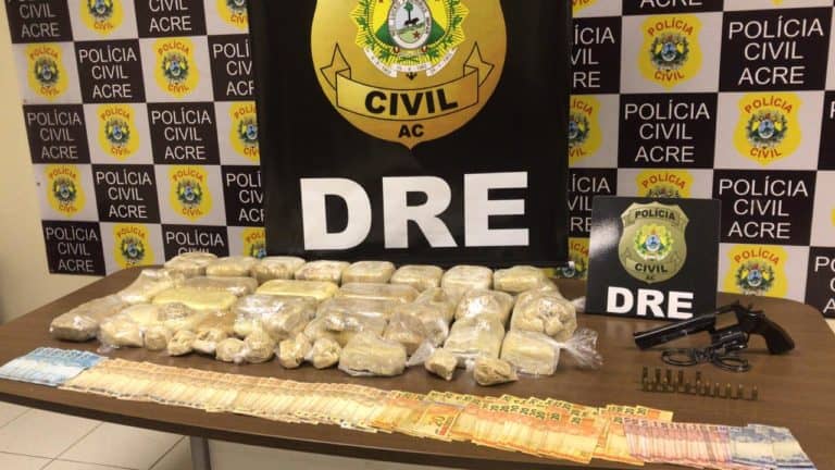 Polícia Civil apreende mais de 27kg de oxidado de cocaína, dinheiro, arma e munições