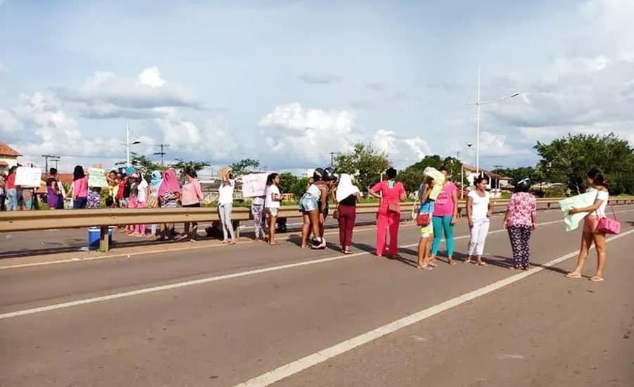 Esposas de detentos fecham a BR-364, em frente à Ufac