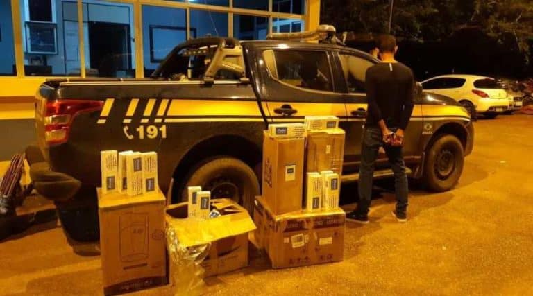 Passageiro de ônibus é preso com 300 pacotes de cigarros comprados na Bolívia