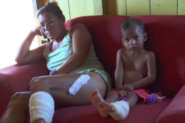 Criança de três anos ferida a golpes de facão não está mais falando, diz família