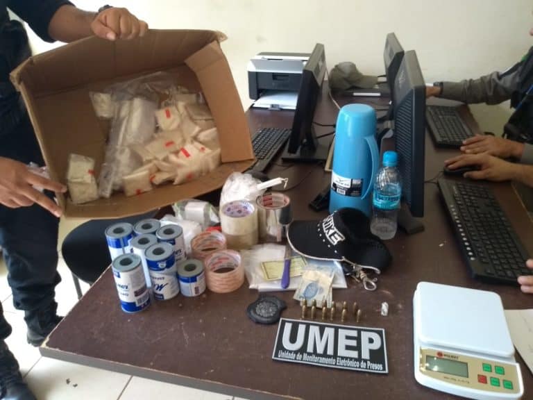 Monitorado recebe visita surpresa e agentes encontram munições, drogas e moto roubada