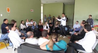 Gladson Cameli tira o domingo para conversar com médicos da Fundação Hospitalar