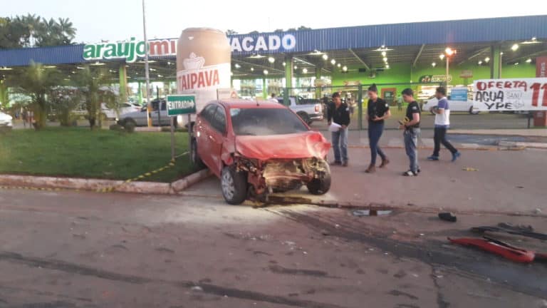 Policial atropela casal e derruba poste na estrada Dias Martins; mulher teve perna dilacerada