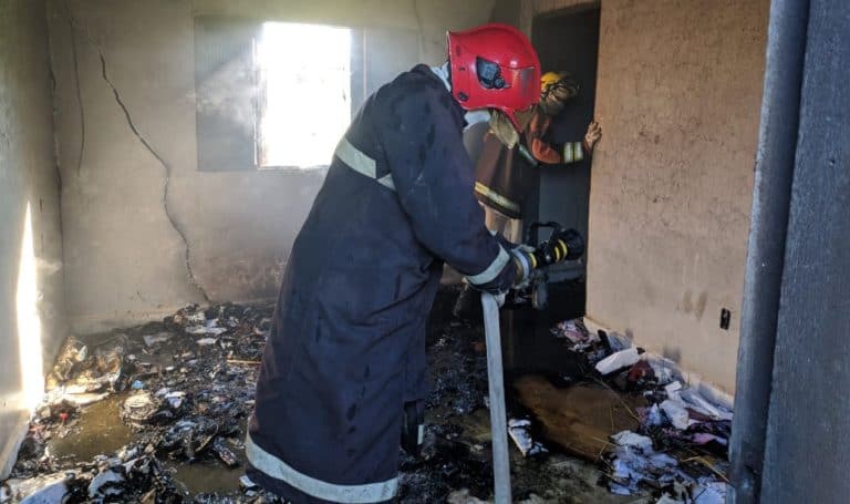 Bombeiros evitam incêndio em residência abandonada no Conjunto Mariana