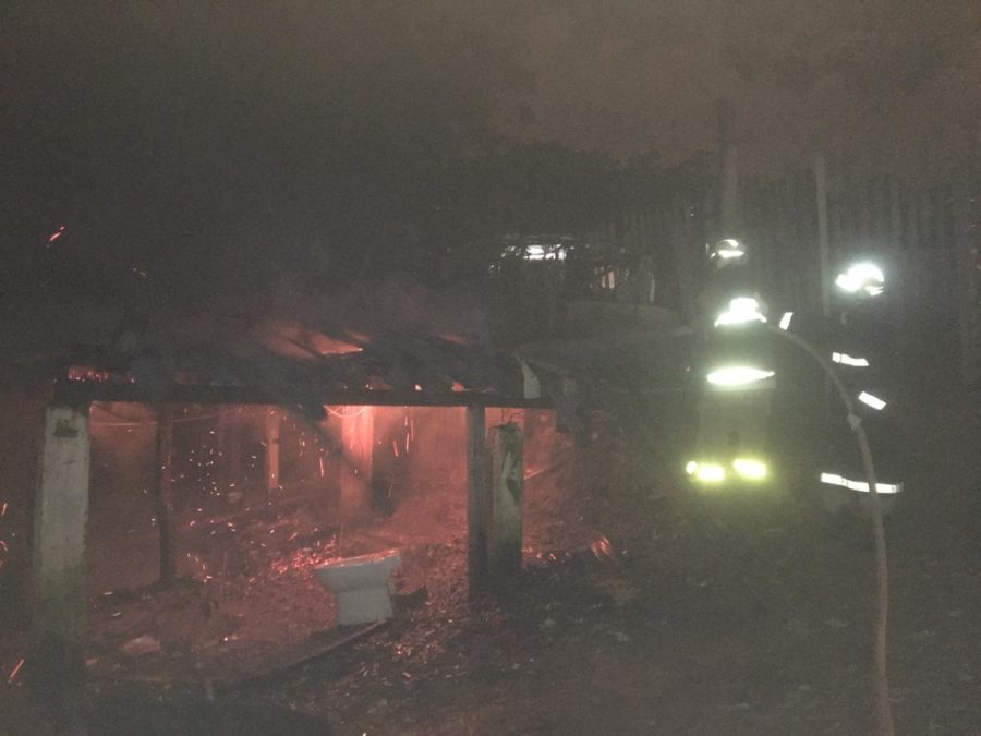 Incêndio consome residência no bairro Conquista; polícia investiga o caso