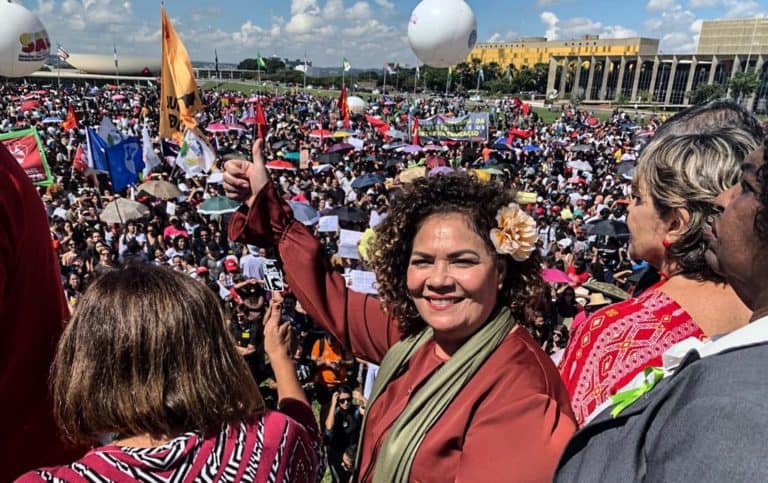 Em Brasília, Perpétua Almeida participa de mobilização pela educação