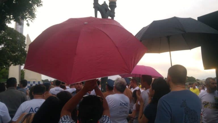 Populares assistem troca da bandeira do Acre sob chuva fraca
