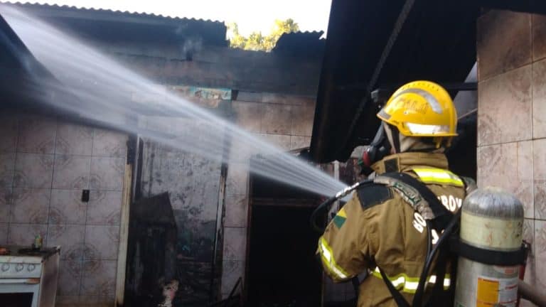 Incêndio atinge residência no bairro Habitasa e Corpo de Bombeiros é acionado