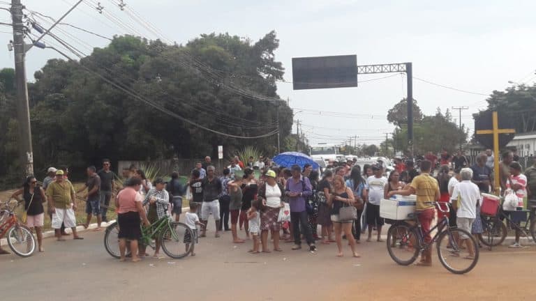Pescadores voltam a fechar a AC-40 por permanência de Luziel Carvalho no MAPA