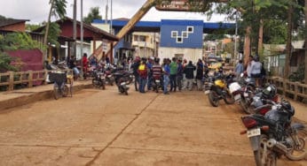 Mototaxistas fecham ponte na fronteira do Acre após sumiço de colega