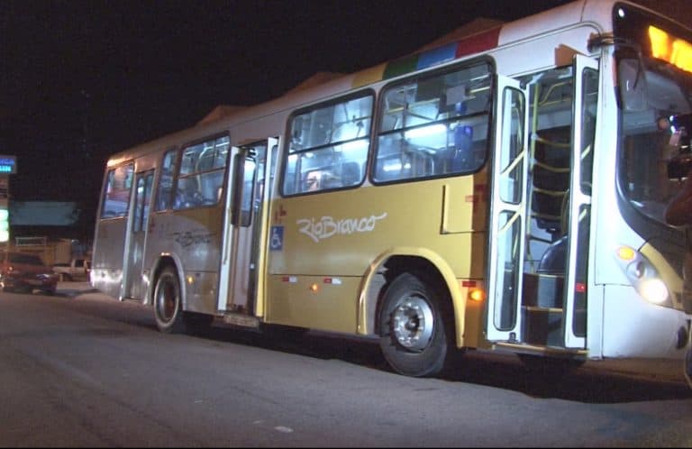 Criminosos entram em ônibus rendem e roubam passageiros