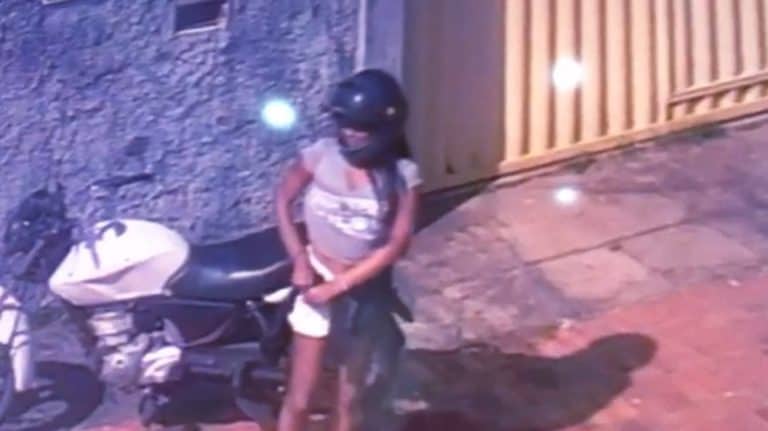 Câmera flagra momento em que “novinha” rouba motocicleta