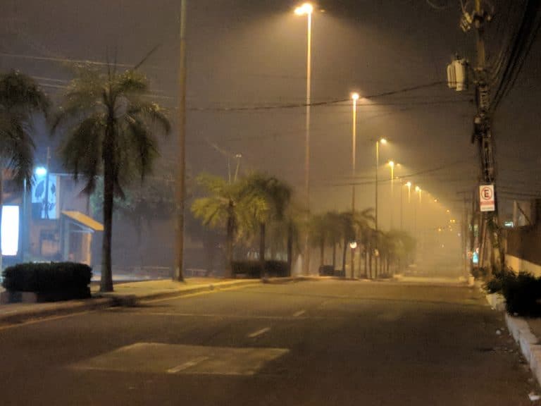 Cortina de fumaça encobre Rio Branco na madrugada do sábado