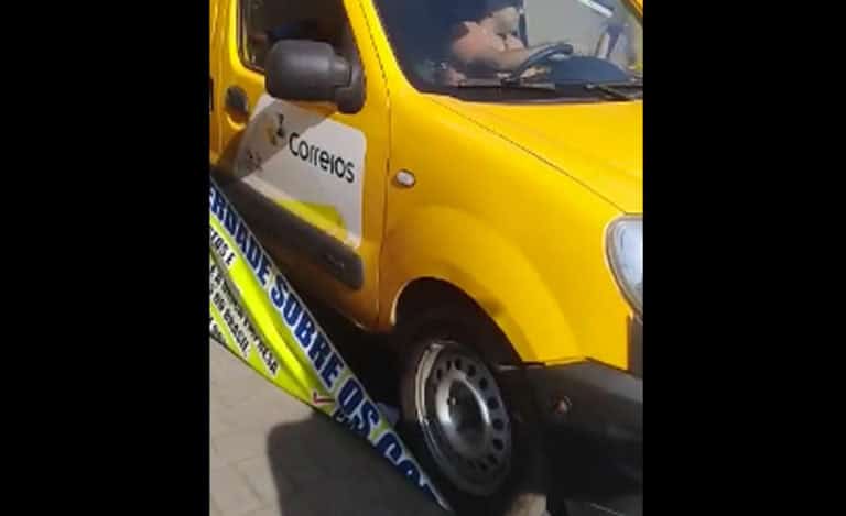Vídeo mostra carro dos Correios furando bloqueio de ato grevista; cartaz foi arrastado