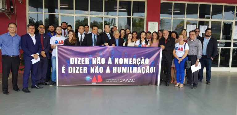 Advogados de Cruzeiro do Sul protestam contra decisões de juíza; dativos entram em greve