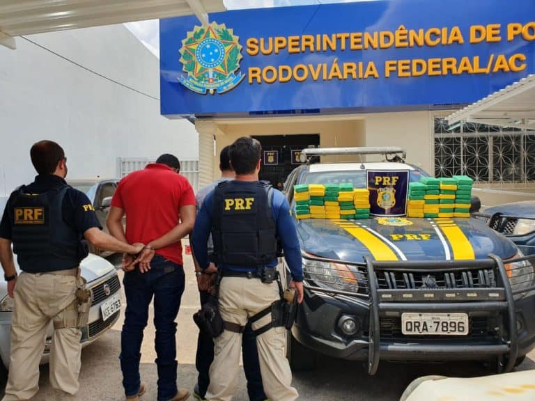 PRF prende dupla e apreende 65 kg de cocaína em fundo falso de carro boliviano na BR-317
