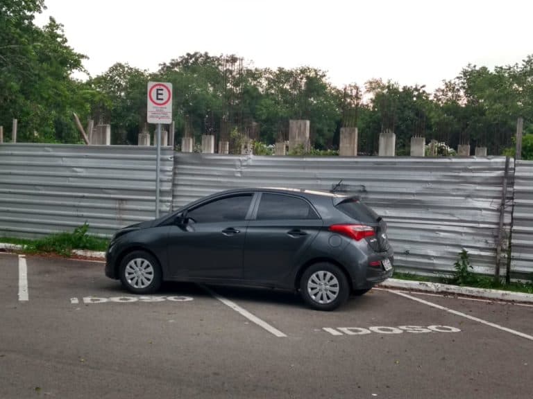Servidora da Ufac reclama de desrespeito ao idoso em estacionamento