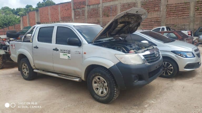 Caminhonete com adesivo de carro oficial é apreendida; veículo foi roubado na Bahia
