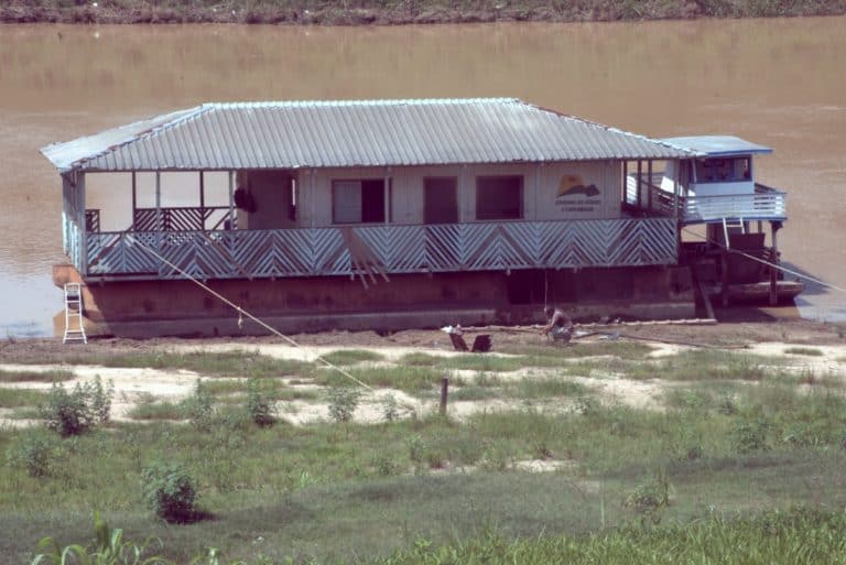 Balsa ancorada na Praia da Base passa por reforma para apoiar ribeirinhos em Rio Branco