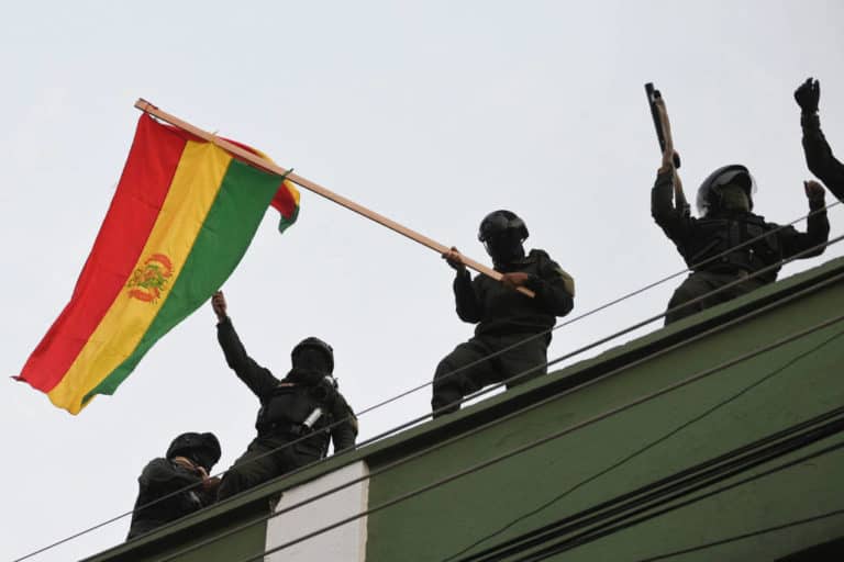 Na Bolívia, confronto entre Forças Armadas e manifestantes deixam oito mortos