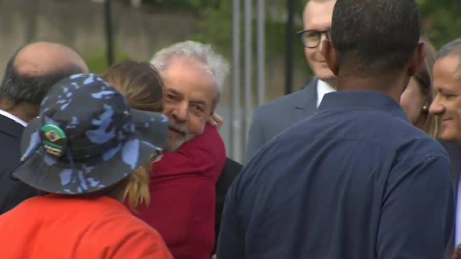 Lula deixa a prisão após decisão do Supremo Tribunal Federal