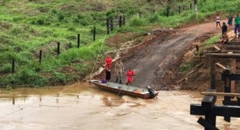 Correnteza arrasta ponte do Quixadá e moradores fazem travessia em canoa