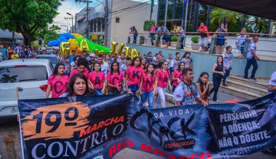 Com a presença de políticos, evangélicos realizam a  Marcha Contra o Crack