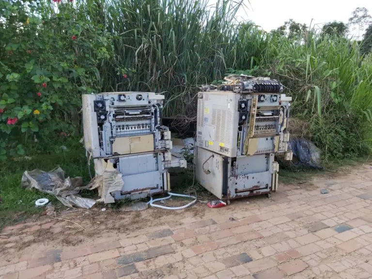 Na “ecológica” Xapuri, sucatas de máquinas de xerox são descartadas em via pública
