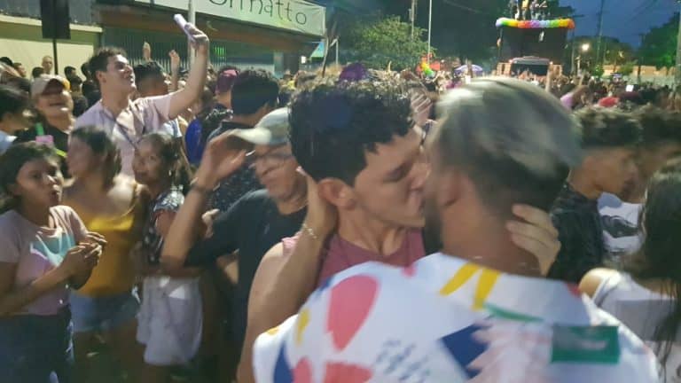 Clima de pegação toma conta da Parada Gay em Rio Branco