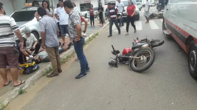 Colisão entre motocicletas deixa dois gravemente feridos no Bosque
