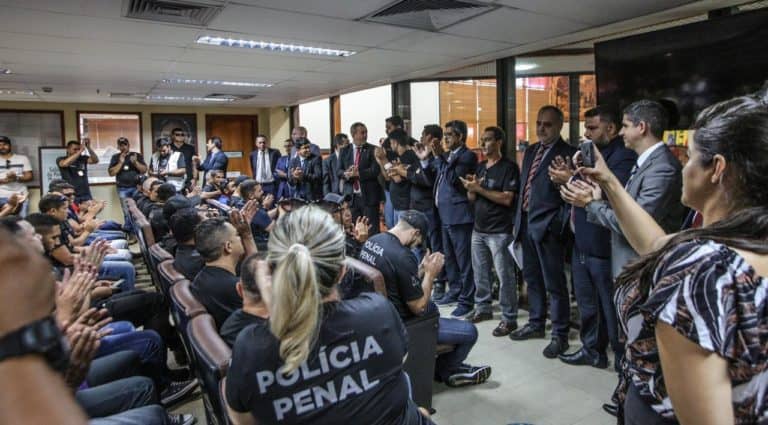 Governo decide retirar PL de policiais na Aleac após protestos