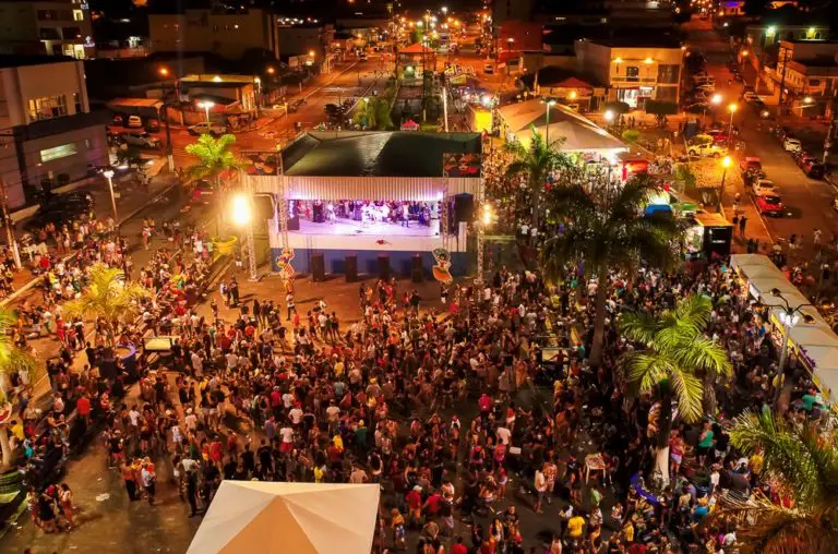 Carnaval de Cruzeiro do Sul reúne dez mil pessoas por noite