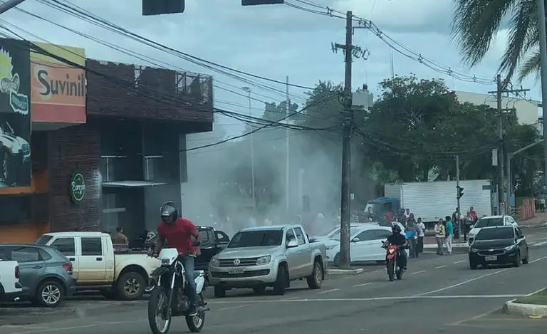 Princípio de incêndio atinge instalações de bar na Avenida Ceará