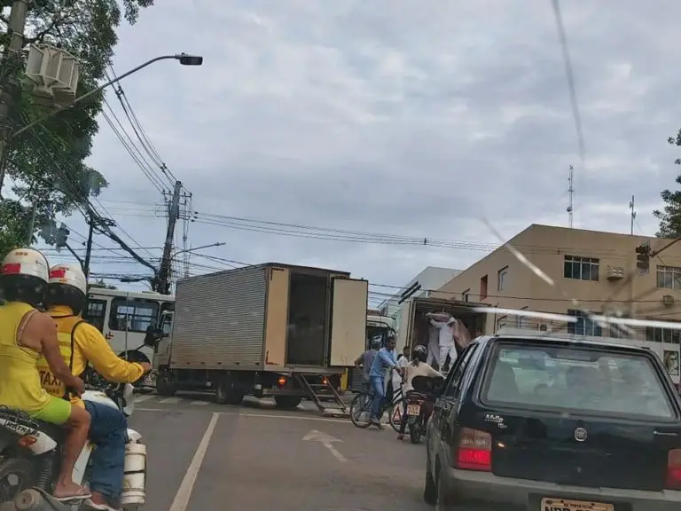 Colisão entre ônibus e caminhão deixa trânsito lento no Centro de Rio Branco