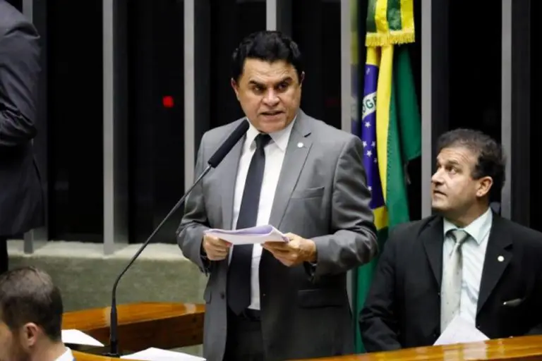 Apenas Jesus Sérgio e Mara Rocha votaram por afastar deputado acusado de corrupção