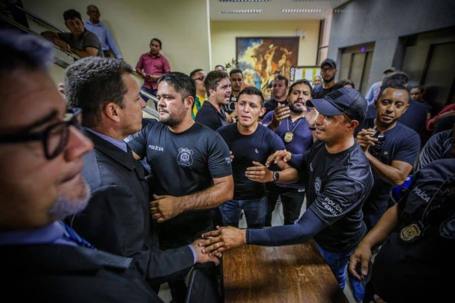 Políciais Penais protestam na Aleac e pedem respeito do governo