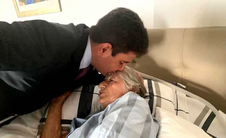 Governador visita a avó internada em estado grave e a homenageia em rede social