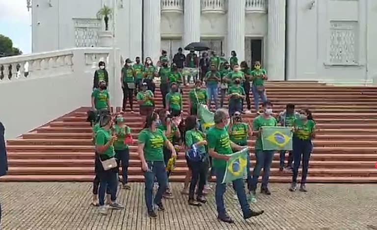 Funcionários da Havan protestam em frente ao Palácio Rio Branco