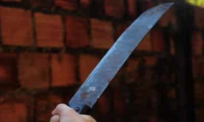 Homem é preso em Cruzeiro do Sul com facas e terçado após ameaçar mãe e irmão