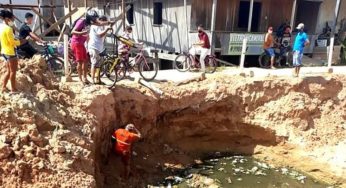 Idoso cai em cratera aberta em rua de Tarauacá e moradores culpam serviço da prefeitura