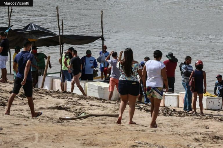 Piracema aglomera dezenas de pessoas nas margens do Rio Juruá, em Cruzeiro do Sul