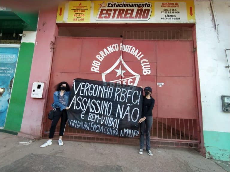 Sede do RBFC amanhece com mulheres protestando contra  Bruno