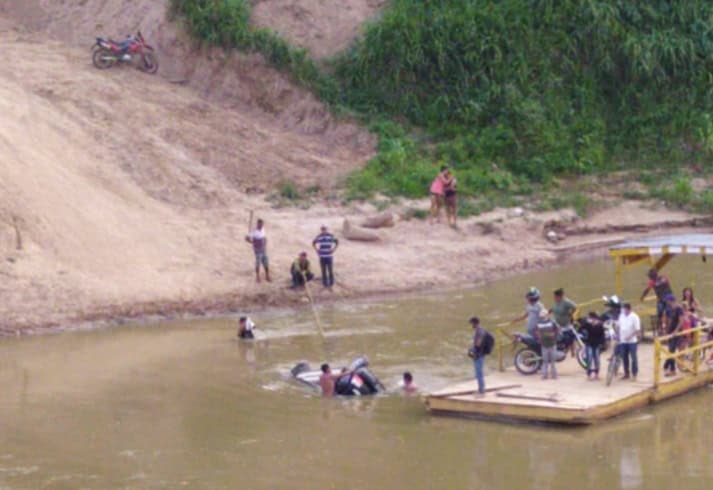 Motorista se atrapalha em travessia e vai parar dentro do rio Acre, em Xapuri