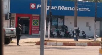 Assalto com reféns em farmácia tem troca de tiros com a polícia e três são presos