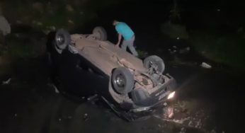 Motorista perde controle, capota e cai dentro de córrego com filha de 8 anos