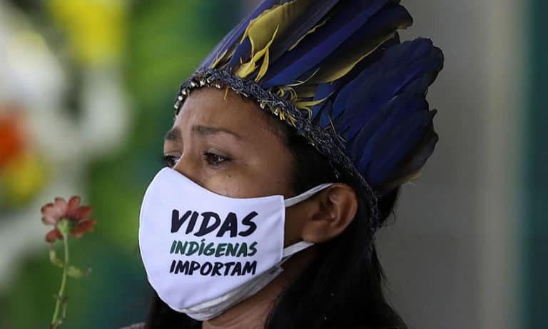 Bolsonaro cria barreiras contra Covid-19 nas áreas indígenas