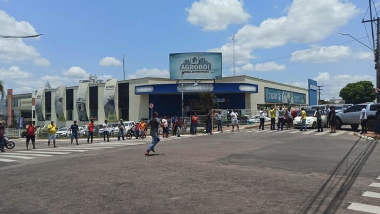Motoristas de aplicativos fecham Avenida Ceará revoltados com a falta de segurança