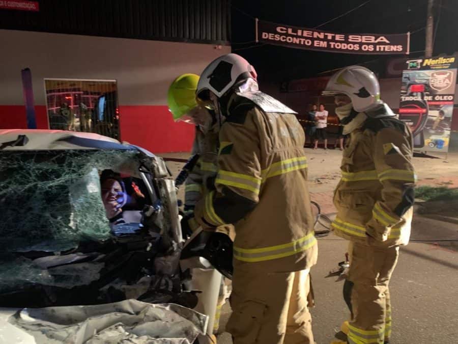 Motorista fica presa às ferragens após carro colidir contra poste próximo ao 7º BEC