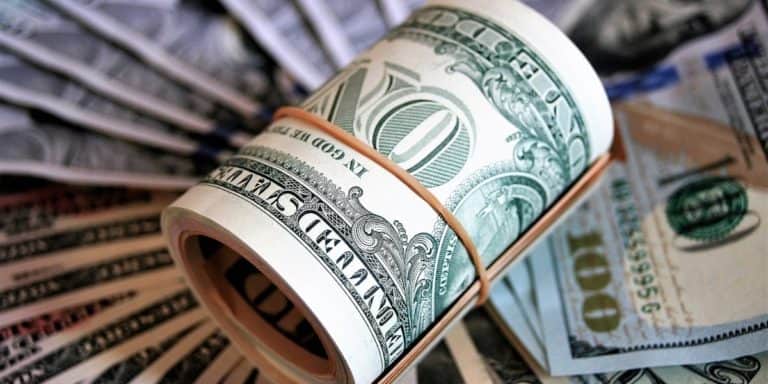 Ibovespa abre em forte queda; dólar avança e passa de R$ 5,30