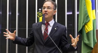 Leo de Brito questiona ministério sobre exclusão de estudantes em programa de bolsas